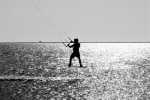 Kitesurfer auf dem Meer vor Fehmarn